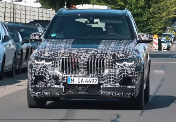 BMW вывел на тесты новый «заряженный» BMW X5 M