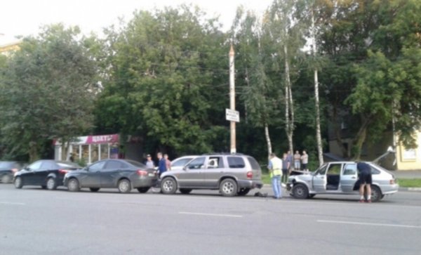 В Кирове на Воровского произошло массовое ДТП с четырьмя автомобилями