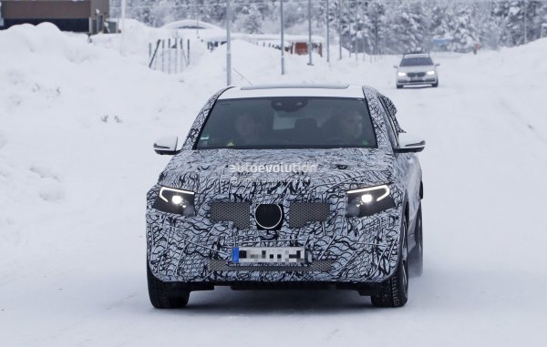 Новый электрокроссовер Mercedes-Benz EQC попал на видео во время прохождения тестов