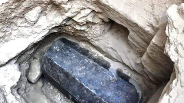 Ученые раскрыли тайну погребения загадочного черного саркофага