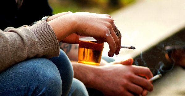 Учёные: Алкоголь и курение уничтожают сосуды подростков
