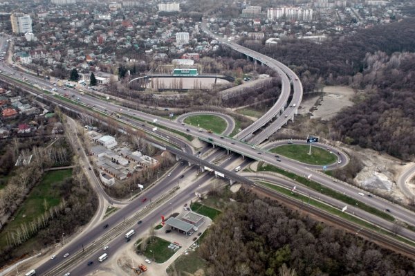 В Воронеже строительство дорог считают шагом в светлое будущее