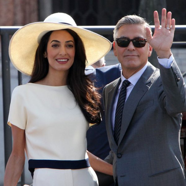 Жена Джорджа Клуни в мини-платье очаровала фанатов стройными ногами