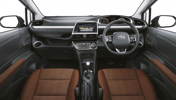 Минивэн Toyota Sienta стал доступнее после обновления