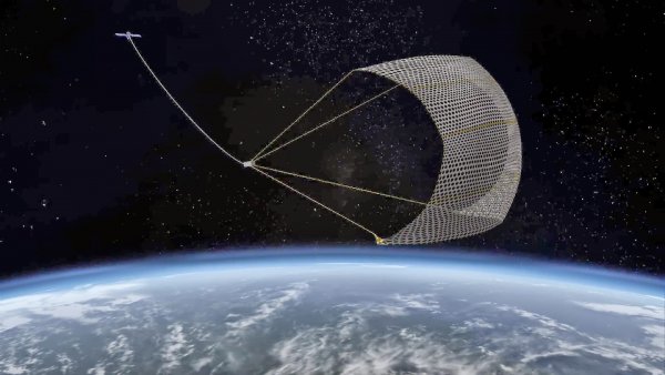 Британский спутник впервые поймал космический мусор с помощью сети