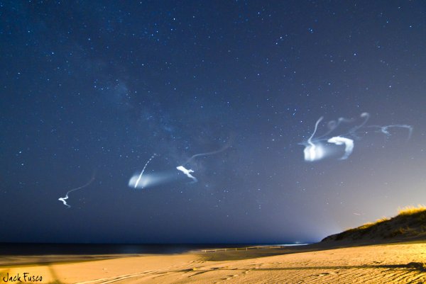 Специалисты NASA запечатлели редчайшие светящиеся облака