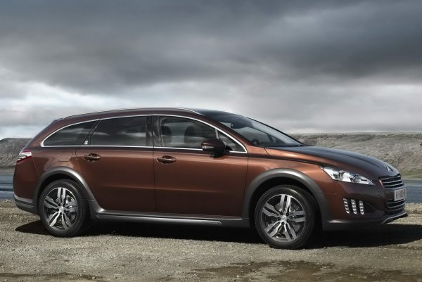 Компания Peugeot представила новые гибридные автомобили