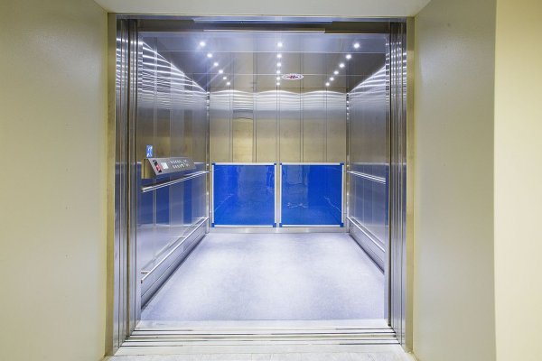 «Мослифт» советует мужчинам не пускать женщин первыми в лифт