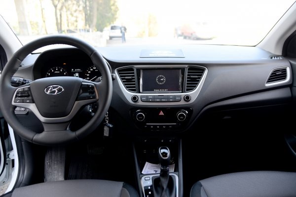 «Обмануть очень легко»: Автомеханик показал, как «скрутить» пробег на новом Hyundai Solaris