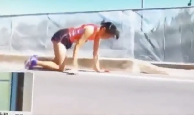 19-летняя бегунья сломала ногу на дистанции и проползла до финиша – видео