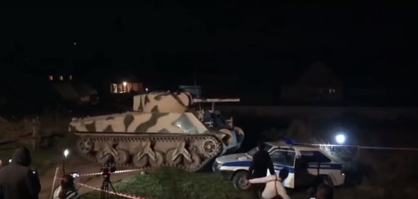 Танк расплющил полицейское авто под Новосибирском