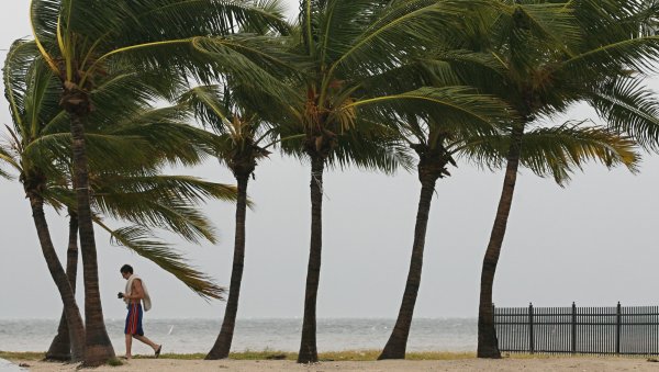 В результате урагана гавайский остров ушел под воду