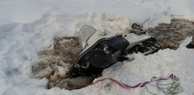 Оказались в ледяной воде: в Югре мужчины провалились на снегоходе под лед