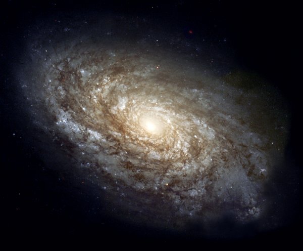 Самая яркая галактика Вселенной пожирает своих соседей