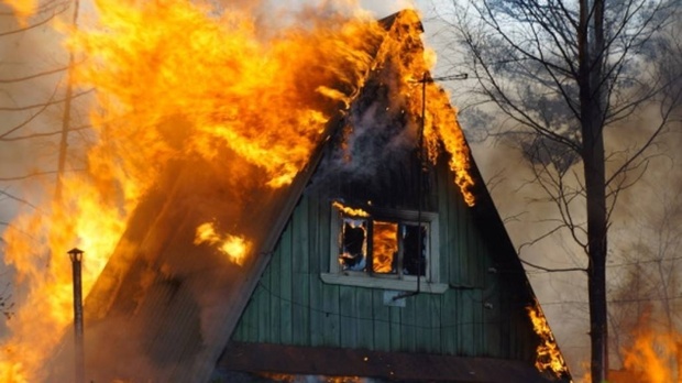 Полыхающий дачный дом тюменцев тушили 11 пожарных