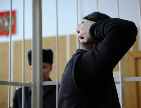 В Тюмени на скамью подсудимых попал полицейский, сотрудничающий с зэками