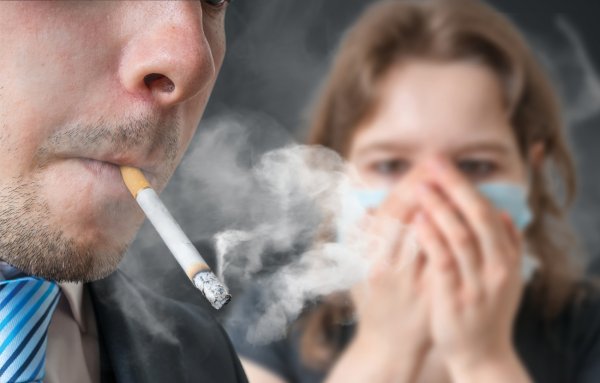 Суд заставил курильщиков компенсировать вред здоровью соседей