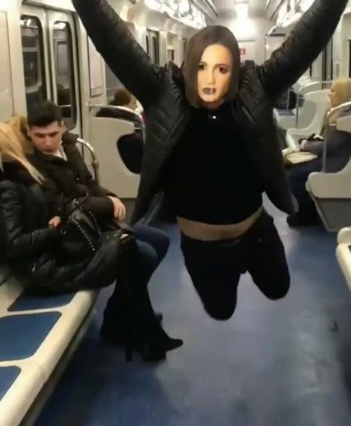 «Миксер мне в глаза!»: Пьяный гопник в образе Бузовой шокировал пассажиров метро