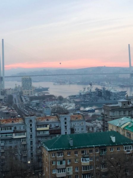 Над Золотым мостом во Владивостоке появился воздушный шар