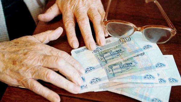 «Пенсионная подачка»: После грабительской реформы власти пытаются задобрить россиян «двойными пенсиями»