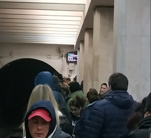 Табло метро Москвы не для людей: Москвичей озадачил спрятанный за столбом экран