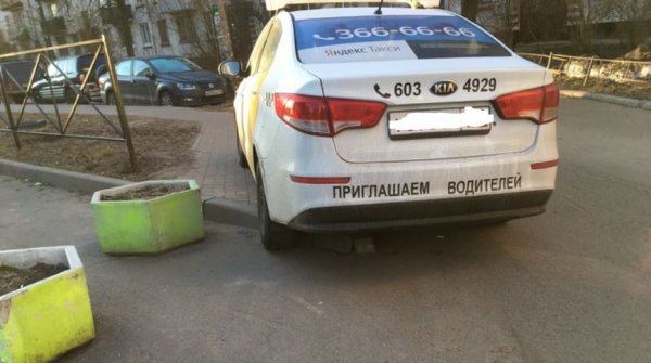 «Без лишних слов»: Москвичи молча отправляют жалобы в ГИБДД на «Яндекс.Такси» из-за неправильной парковки