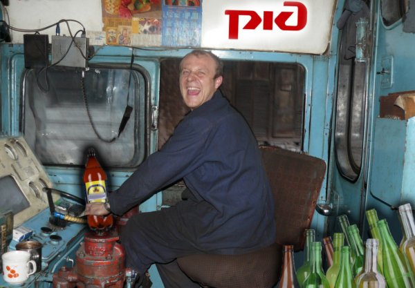РЖД-туса! Пьяные помощники машиниста устроили вечеринку в задней кабине поезда