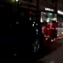 Олени не в моде: В Ростове Дед Мороз прокатился на санях, прицепившись к автомобилю
