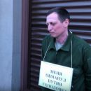 «Меня обманул Путин». Бывший военный вышел с табличкой на улицы объявляя голодовку на митинг 9 мая «Меня обманул Путин». Бывший военный вышел с табличкой на улицы объявляя голодовку на митинг 9 мая